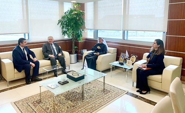 جانب من اللقاء بين السفير أسامة شلتوت ووفد السفارة مع د.محمد بن إبراهيم الزكري