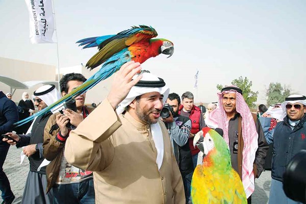 الشيخ د.عبدالله الأحمد في لقطة طريفة خلال حفل الإعلان عن افتتاح محمية الجهراء الطبيعية أمام الرواد (أحمد علي)
