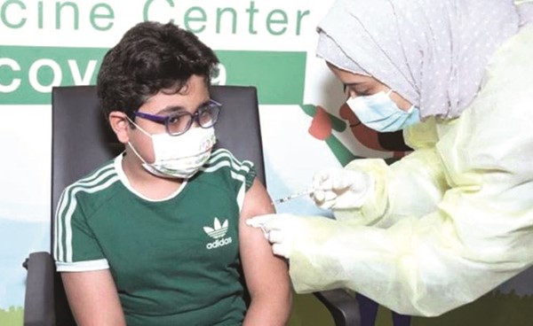أول طفل في المملكة العربية السعودية يتلقى الجرعة الأولى من لقاح كورونا