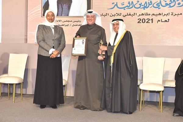 د.بسام الفيلي يتسلم تكريمه(متين غوزال)