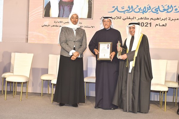 أنور الحساوي يتسلم تكريمه