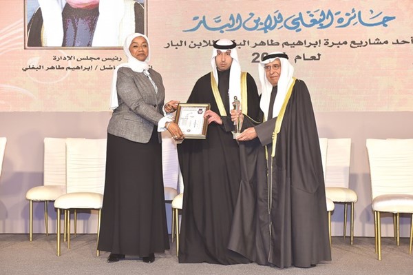 الشيخ مالك فيصل الحمود يتسلم تكريمه