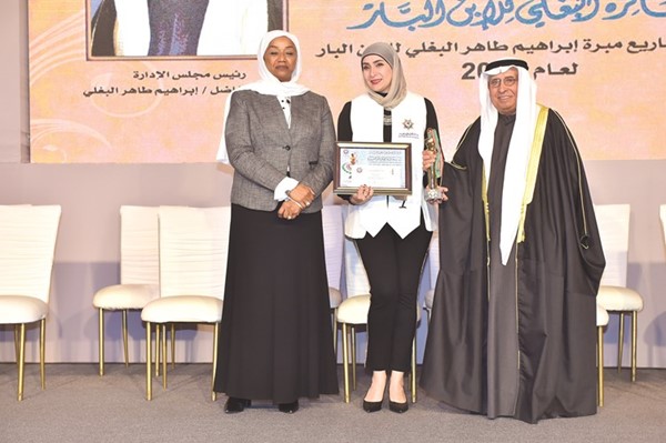 إحدى الفائزات تتسلم تكريمها