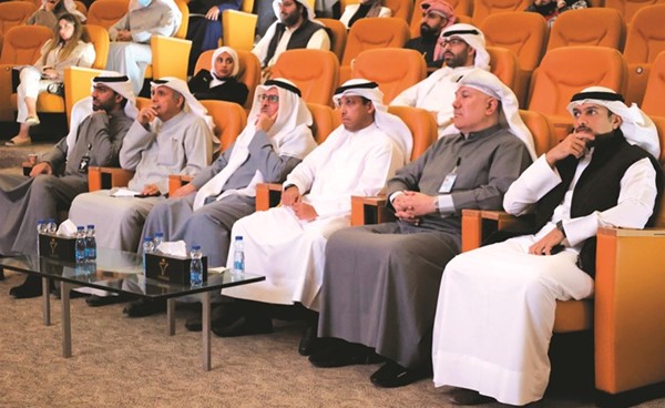 عبدالله المطوطح وعدد من الحضور خلال البرنامج التدريبي