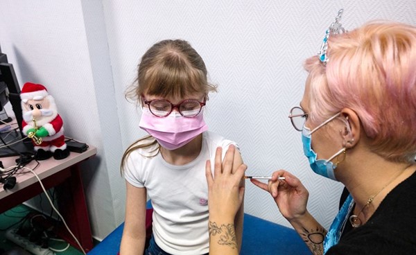 طفلة فرنسية تتلقى جرعة لقاح فايزر في ستراسبورغ					(أ.ف.پ)