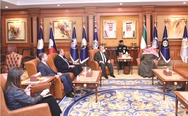 وزير الداخلية الشيخ ثامر العلي والسفير أسامة شلتوت خلال الاستقبال