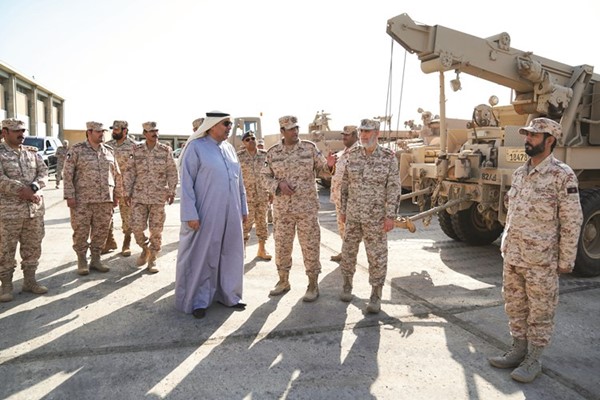 الشيخ حمد جابر العلي وشرح عن بعض المعدات العسكرية
