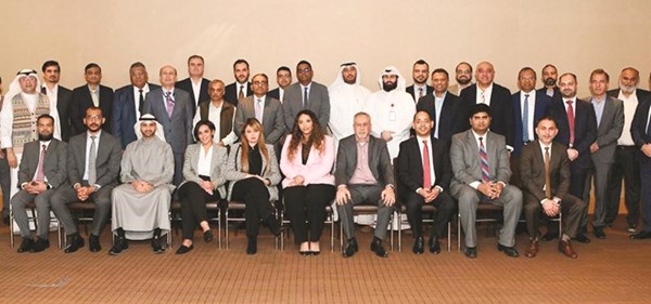 لقطة جماعية للمشاركين في ندوة البنك الأهلي المتحد للإدارة العليا لشركة مجموعة البحر