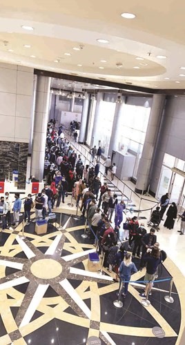 جموع من المواطنين خلال تلقيهم التطعيم أمس
