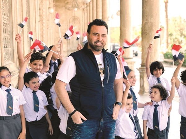  وفي إحدى اغنياته