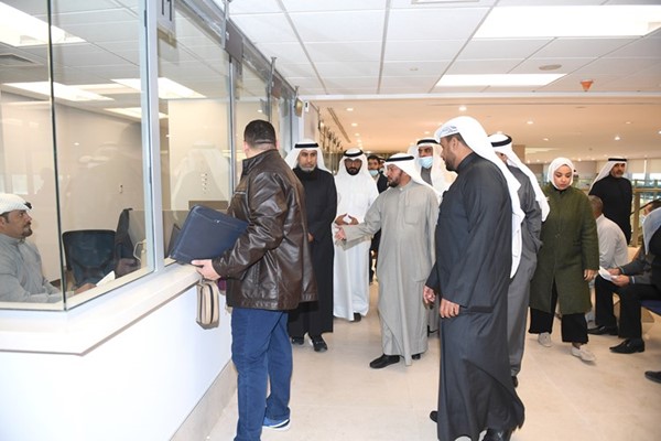جانب من جولة وكيل العدل لتفقد آلية سير العمل في الإدارات التي انتقلت إلى مبنى مجمع محاكم حولي الجديد			(محمد هاشم)