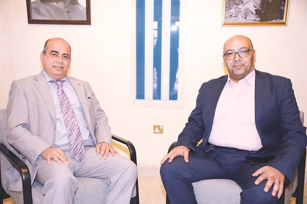 السفير الكوبي هوسيلويز نورويغا والزميل أسامة دياب خلال اللقاء 				(أحمد علي)