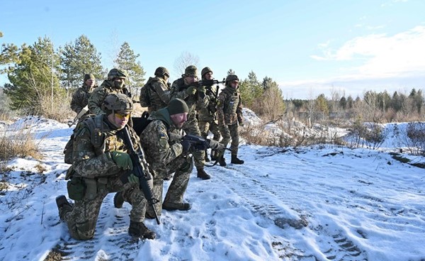 قوات الدفاع الإقليمية الأوكرانية تشارك في مناورة عسكرية بالقرب من كييڤ 	(أ.ف.پ)