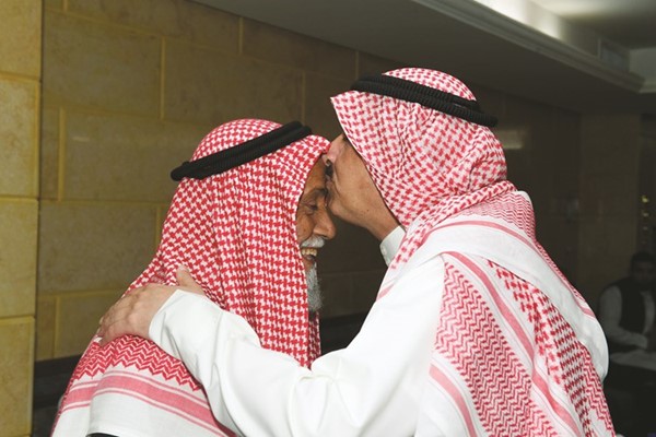سعود بوصليب يقبل رأس أحد كبار السن