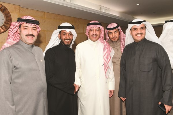 فهد بوصليب وسعود بوصليب مع بعض الحضور