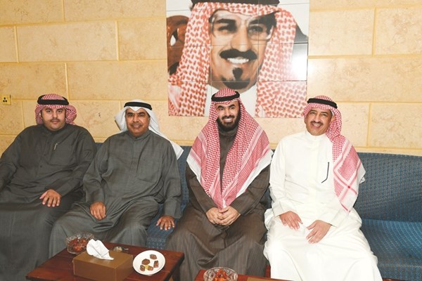 أسامة المناور متوسطا الحضور