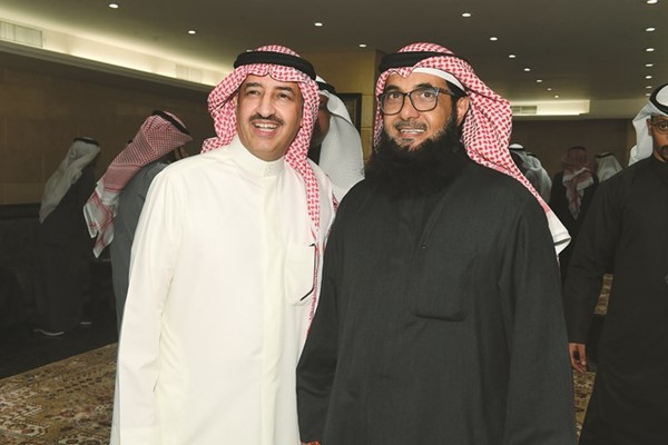 سعود بوصليب مع احد المهنئين