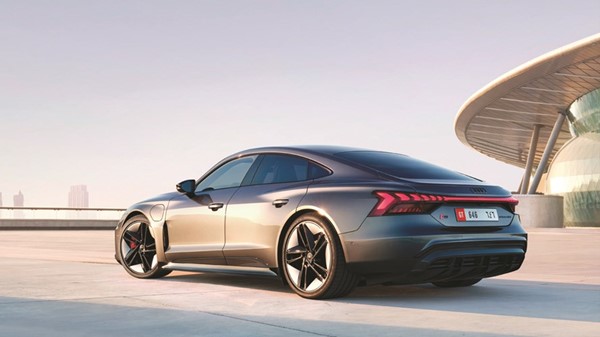 «e-tron GT» الكهربائية الجديدة من «أودي» تصل إلى الشرق الأوسط