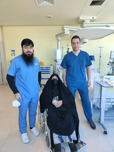 المريضة التي تم إجراء عملية تبديل الصمام لها مع د.نادر العسعوسي ود.أحمد طه