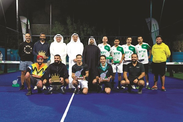 الشيخ فهد ناصر صباح الأحمد يتوسط اللاعبين ومسؤولي بيتك خلال اختتام بطولة KFH PADEL TOUR