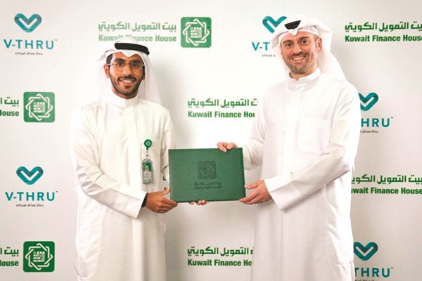 فهد السعد وعبدالله الشلبي خلال توقيع بيتك شراكة إستراتيجية مع تطبيق V-Thru