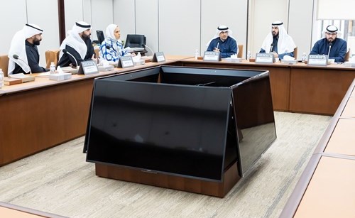د.عبدالعزيز الصقعبي وأسامة المناور وم.أحمد الحمد أثناء الاجتماع