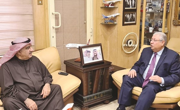 أحمد بهبهاني خلال استقباله السفير المصري لدى الكويت أسامة شلتوت