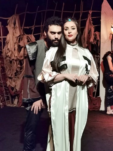 مشاهد من مسرحية التغريبة بنت الزياني على خشبة قاعة صلاح جاهين في مسرح البالون
