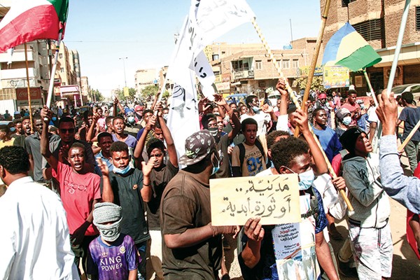 متظاهرون سودانيون يرفعون شعار «مدنية أو ثورة أبدية» في شوارع الخرطوم (أ.ف.پ)