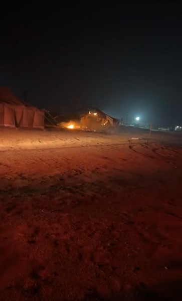 حريق مخيم في بر السالمي وجار التعامل معه من قبل رجال قوة الإطفاء