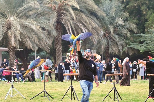 أحد المشاركين مع طائره خلال الفعالية
