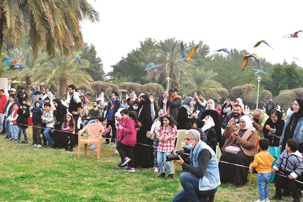 الجمهور متابعا حركة الطيور وتحليقها