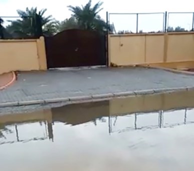 تجمع مياه الأمطار في ساحة إحدى المدارس