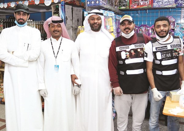 علي الفزير ود.عبدالله الهاجري وسليمان السعيد مع أحد الفرق التطوعية
