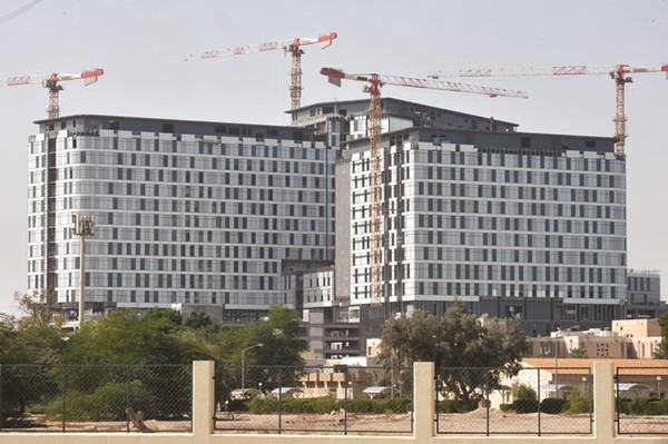 جانب من أعمال البناء في مشروع مستشفى الولادة الجديد