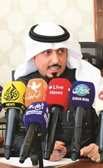 عبدالله العجمي متحدثا خلال المؤتمر الصحافي