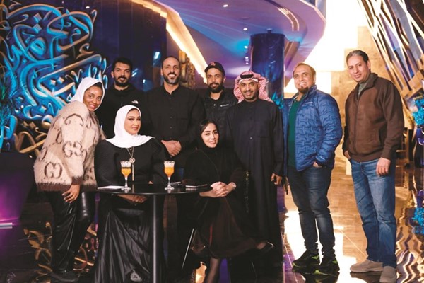 أسرة البرنامج مع الفنان القدير د. طارق العلي