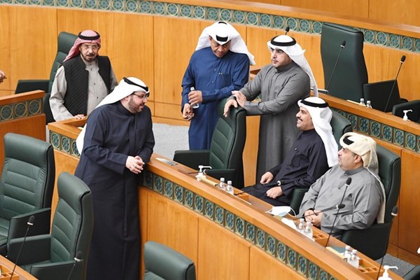 د.عبدالعزيز الصقعبي في حديث جانبي مع بعض النواب