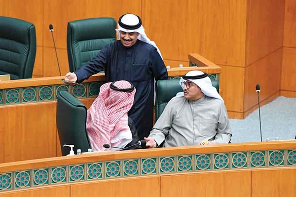 جمال الجلاوي ومبارك العرو وفهد الشريعان أثناء سير الجلسة (هاني الشمري)