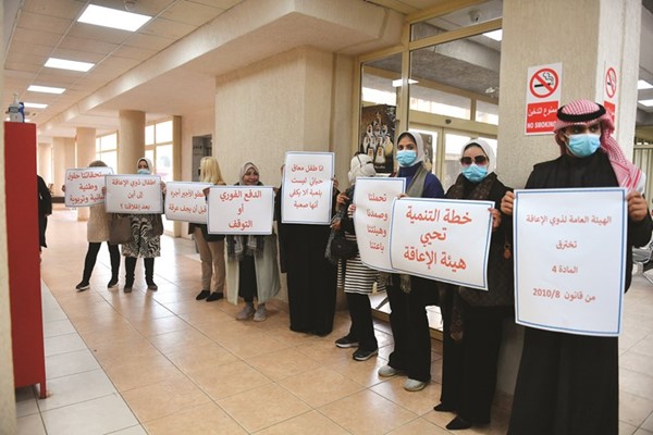 أصحاب دور الحضانة خلال اعتصامهم في مبنى الهيئة العامة لشؤون ذوي الإعاقة 	(محمد هاشم)