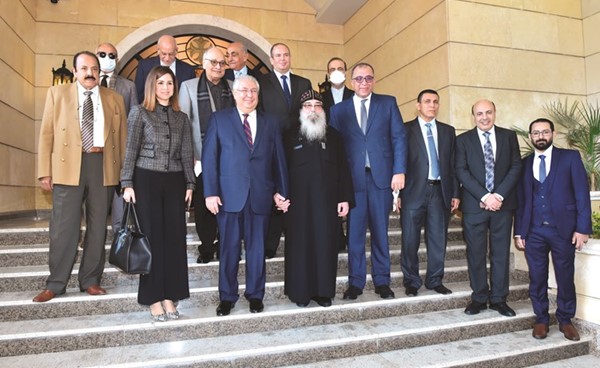 السفير أسامة شلتوت وعدد من المهنئين مع القمص بيجول