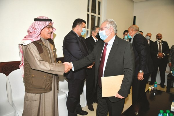 نائب رئيس التحرير الزميل عدنان الراشد في حديث مع السفير أسامة شلتوت(محمد هاشم)