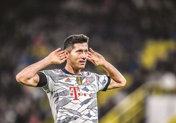 صلاح وميسي وليفاندوفسكي يتنافسون على جائزة «الأفضل»