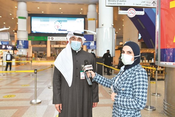 منصور الهاشمي متحدثا إلى الزميلة دارين العلي 	(محمد هاشم)