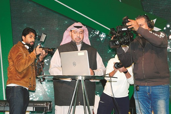 ممثل وزارة التجارة والصناعة عبدالعزيز أشكناني خلال السحب