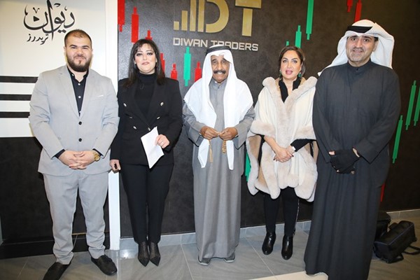 الفنان محمد جابر متوسطا القائمين على حفل التكريم