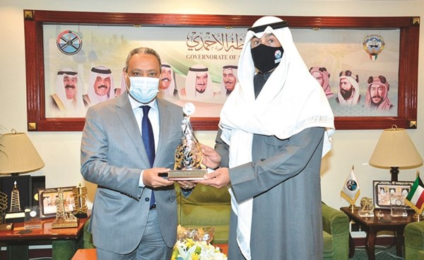 الشيخ فواز الخالد يقدم درعا تذكارية لسفير جيبوتي عبدالقادر حسين