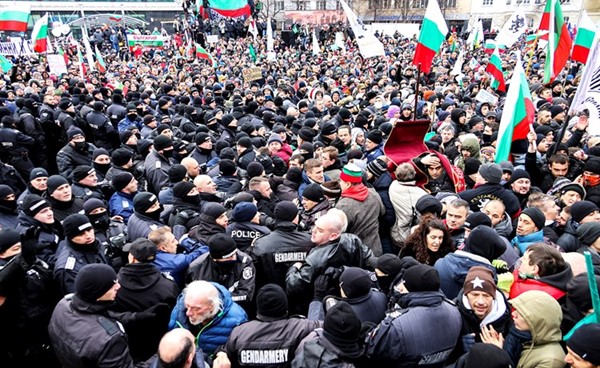 مصادمات بين محتجين على إجراءات مكافحة كورونا والشرطة في بلغاريا أمس	(رويترز)