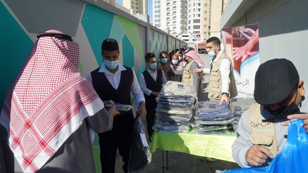 المبرة الإسلامية الخيرية وزعت الكسوة الشتوية على العمال المحتاجين داخل الكويت