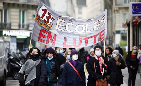 مدرسون يحملون لافتة تقول ان المدارس تصارعخلال مظاهرات الإضراب عن العمل احتجاجا على الإجراءات الاحترازية في باريس	(رويترز)